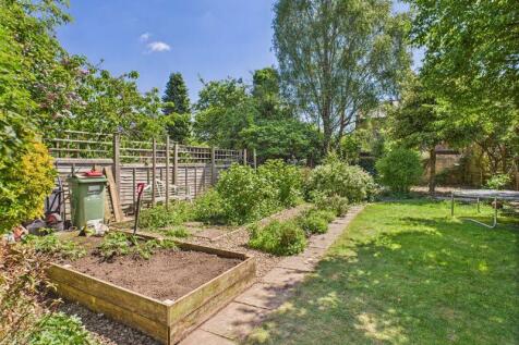 Garden to front