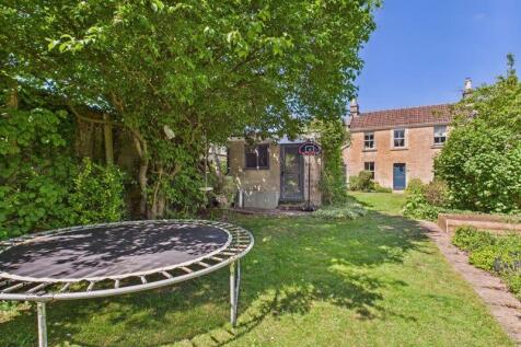 Garden to front