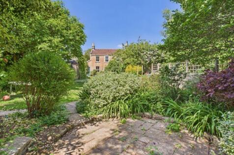 Garden to front