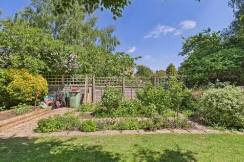 Garden to front