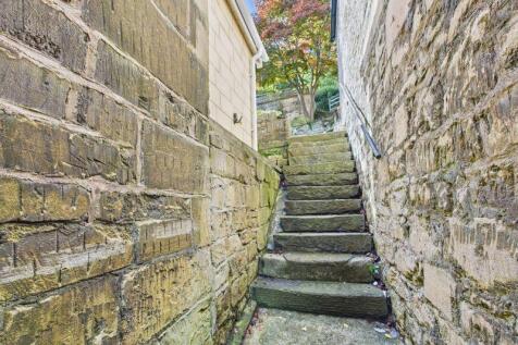 Side alley to garden