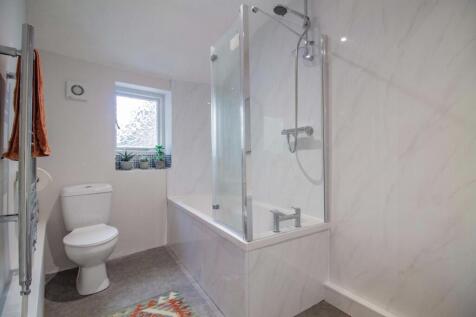 Cobbler&#39;s Cottage, Sparhawk Street [Bathroom] 01 V