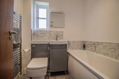 8 St. Edmundsbury Mews [Bathroom] 01.jpg