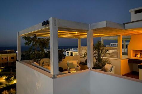  2 Bedroom Blue Townhouse fully furnished with large communal pool Image 6