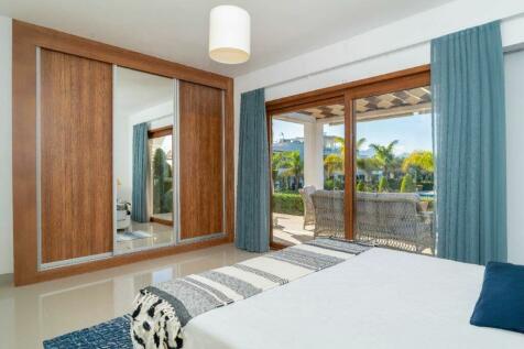 Paradise Found: Luxurious 3-Bedroom Garden Apartment with Spectacular Views Image 9999