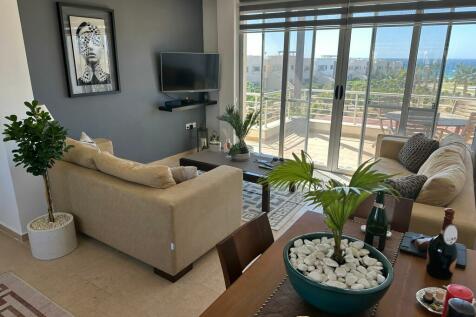 Luxurious Fully Renovated Penthouse with Stunning Views and Modern Amenities Image 9999