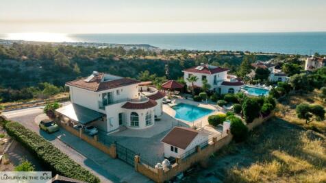 4/5 Bedroom Villa Fully Furnished with Private Swimming Pool, Large driveway, Carport  and elevated Sea Views. Image 83 2