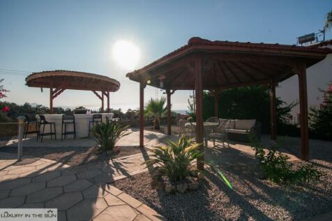 4/5 Bedroom Villa Fully Furnished with Private Swimming Pool, Large driveway, Carport  and elevated Sea Views. Image 88 7