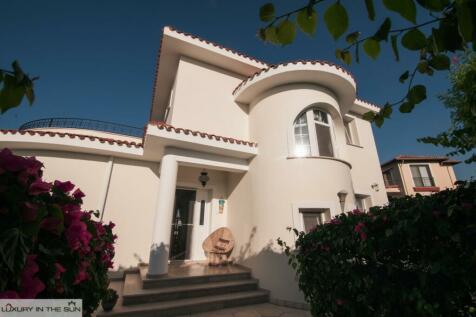 4/5 Bedroom Villa Fully Furnished with Private Swimming Pool, Large driveway, Carport  and elevated Sea Views. Image 84 3