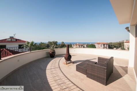 4/5 Bedroom Villa Fully Furnished with Private Swimming Pool, Large driveway, Carport  and elevated Sea Views. Image 89 8