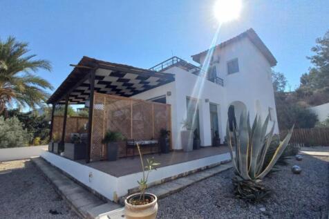 Stunning 4-Bedroom Sea View Villa with Luxurious Amenities and Beach Access Image 88 5