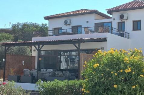 Stunning 4-Bedroom Sea View Villa with Luxurious Amenities and Beach Access Image 86 3
