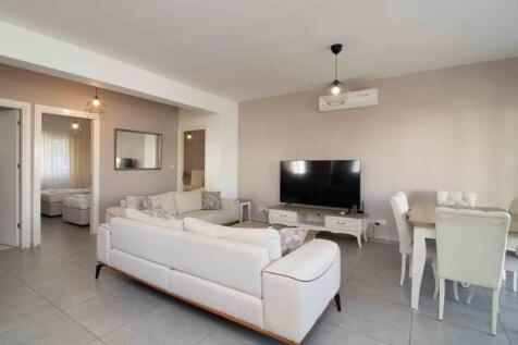 3-bedroom ground floor apartment &#43; communal pools &#43; indoor pool &#43; furnished &#43; air cons &#43; white goods &#43; private beach &#43; gym &#43; spa &#43; restaurant Image 9999 4