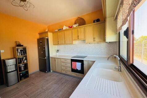 Stunning 3-Bedroom Coastal Apartment with Sea Views Image 9999 22