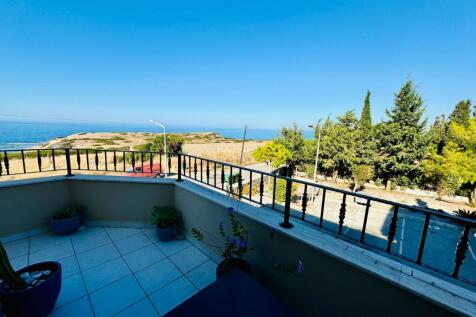 Stunning 3-Bedroom Coastal Apartment with Sea Views Image 9999 11