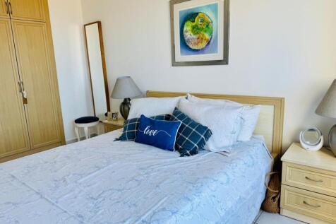 Stunning 3-Bedroom Coastal Apartment with Sea Views Image 1 1