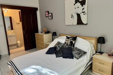 Stunning 3-Bedroom Coastal Apartment with Sea Views Image 9999 15