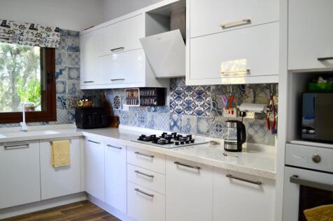 Luxurious 3-Bedroom Apartment in Kucuk Erenkoy with Modern Amenities and Stunning Outdoor Spaces Image 9999 11