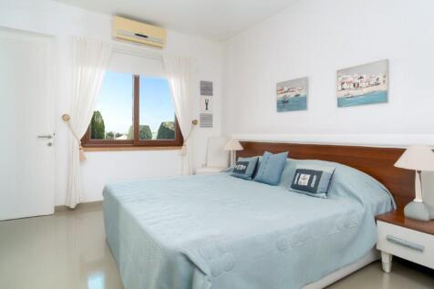 Paradise Found: Luxurious 3-Bedroom Garden Apartment with Spectacular Views Image 9999 14