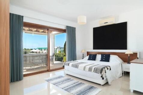 Paradise Found: Luxurious 3-Bedroom Garden Apartment with Spectacular Views Image 9999 6