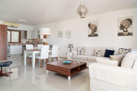 Paradise Found: Luxurious 3-Bedroom Garden Apartment with Spectacular Views Image 9999 17