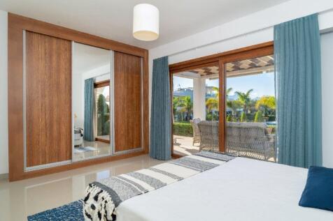 Paradise Found: Luxurious 3-Bedroom Garden Apartment with Spectacular Views Image 9999 9