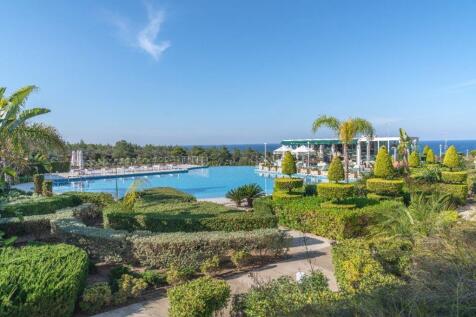 Paradise Found: Luxurious 3-Bedroom Garden Apartment with Spectacular Views Image 9999 4