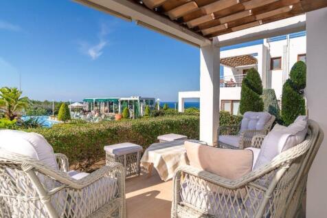 Paradise Found: Luxurious 3-Bedroom Garden Apartment with Spectacular Views Image 9999 25