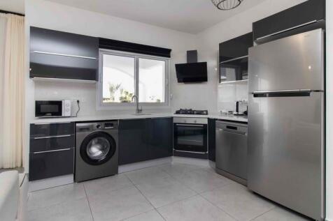 3-bedroom ground floor apartment &#43; communal pools &#43; indoor pool &#43; furnished &#43; air cons &#43; white goods &#43; private beach &#43; gym &#43; spa &#43; restaurant Image 9999 5