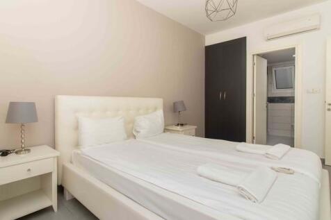 3-bedroom ground floor apartment &#43; communal pools &#43; indoor pool &#43; furnished &#43; air cons &#43; white goods &#43; private beach &#43; gym &#43; spa &#43; restaurant Image 9999 12