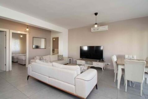 3-bedroom ground floor apartment &#43; communal pools &#43; indoor pool &#43; furnished &#43; air cons &#43; white goods &#43; private beach &#43; gym &#43; spa &#43; restaurant Image 9999 4