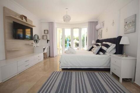 A beautiful 3 bedroom resale villa 10m x 5m heated swimming pool, fully furnished,Title deed in the owner?s name VAT paid Image 9999 11