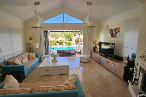 A beautiful 3 bedroom resale villa 10m x 5m heated swimming pool, fully furnished,Title deed in the owner?s name VAT paid Image 9999 5