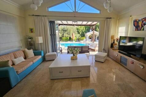 A beautiful 3 bedroom resale villa 10m x 5m heated swimming pool, fully furnished,Title deed in the owner?s name VAT paid Image 9999 3
