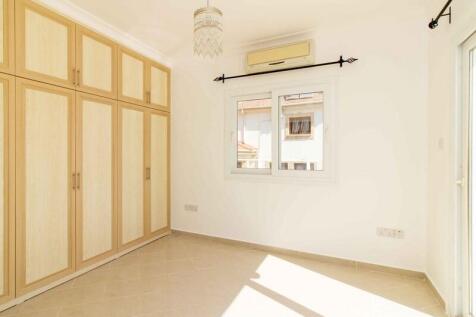 4 bedroom resale villa &#43; swimming pool &#43; central heating &#43; air conditioning &#43; Title deed in the owner?s name VAT paid  Image 9999 13