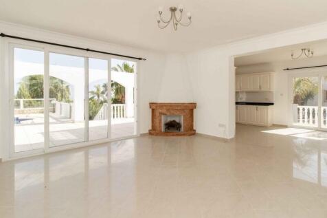 4 bedroom resale villa &#43; swimming pool &#43; central heating &#43; air conditioning &#43; Title deed in the owner?s name VAT paid  Image 9999 4