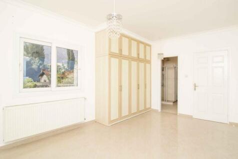 4 bedroom resale villa &#43; swimming pool &#43; central heating &#43; air conditioning &#43; Title deed in the owner?s name VAT paid  Image 9999 17
