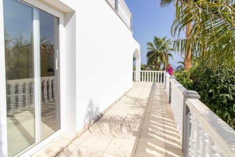 4 bedroom resale villa &#43; swimming pool &#43; central heating &#43; air conditioning &#43; Title deed in the owner?s name VAT paid  Image 9999 11