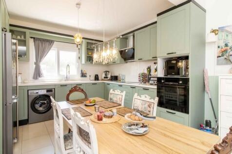 Beautiful 2 bedroom resale bungalow &#43; fully furnished &#43; roof terrace &#43; fully renovated &#43; communal swimming pool &#43; Title deed in the owner?s name VAT paid Image 9999 8