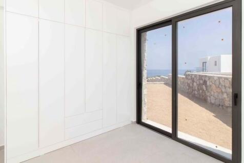 Brand new 3 bedroom contemporary designed resale villa &#43; located on top of a beautiful sandy beach &#43; sea views Image 9999 15