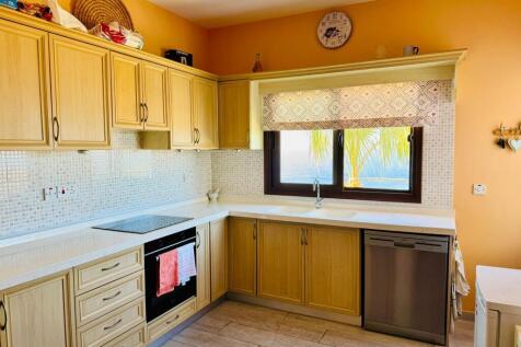 Stunning 3-Bedroom Coastal Apartment with Sea Views Image 9999 18