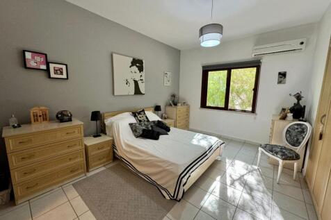 Stunning 3-Bedroom Coastal Apartment with Sea Views Image 9999 14