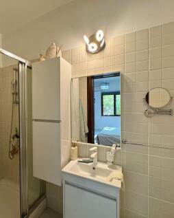 Stunning 3-Bedroom Coastal Apartment with Sea Views Image 9999 12