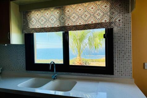 Stunning 3-Bedroom Coastal Apartment with Sea Views Image 9999 16