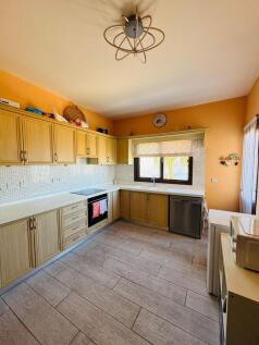 Stunning 3-Bedroom Coastal Apartment with Sea Views Image 9999 15