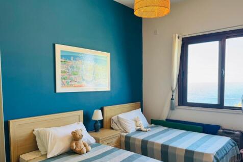 Stunning 3-Bedroom Coastal Apartment with Sea Views Image 9999 6