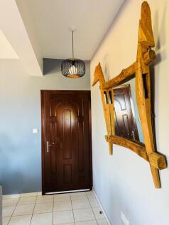 Stunning 3-Bedroom Coastal Apartment with Sea Views Image 9999 22