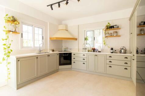 3-bedroom resale villa &#43; recently renovated &#43; renovated new pool &#43;  sea &amp; mountain views Image 9999 8