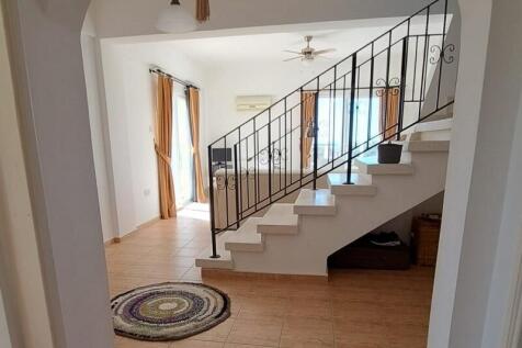 3-bedroom villa &#43; 4m x 8m swimming pool &#43; walking distance to the beach &#43; central heating system Image 9999 9