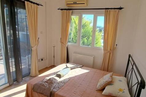 3-bedroom villa &#43; 4m x 8m swimming pool &#43; walking distance to the beach &#43; central heating system Image 9999 13